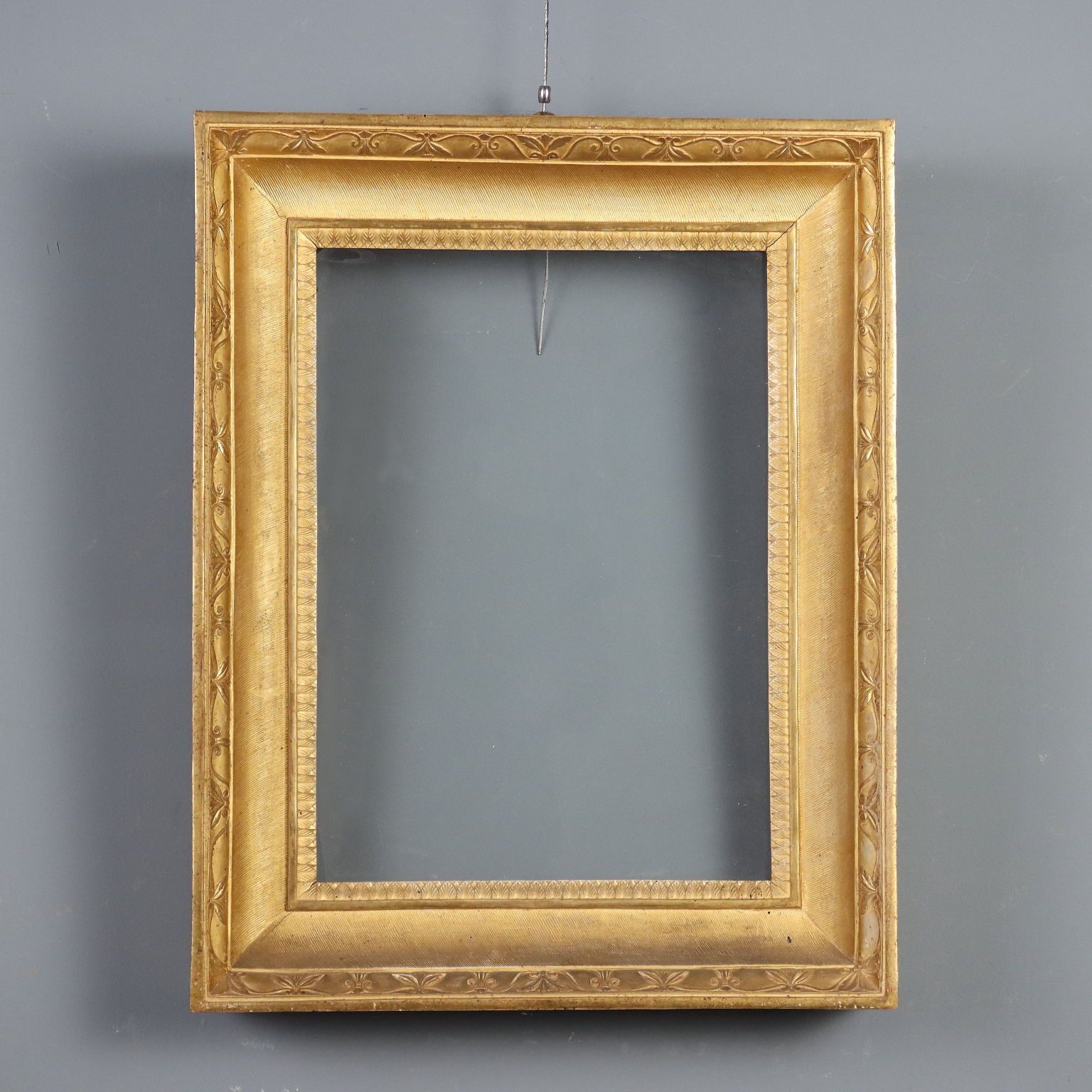 Cadre Empire en bois sculpté doré, Italie, XIXe siècle