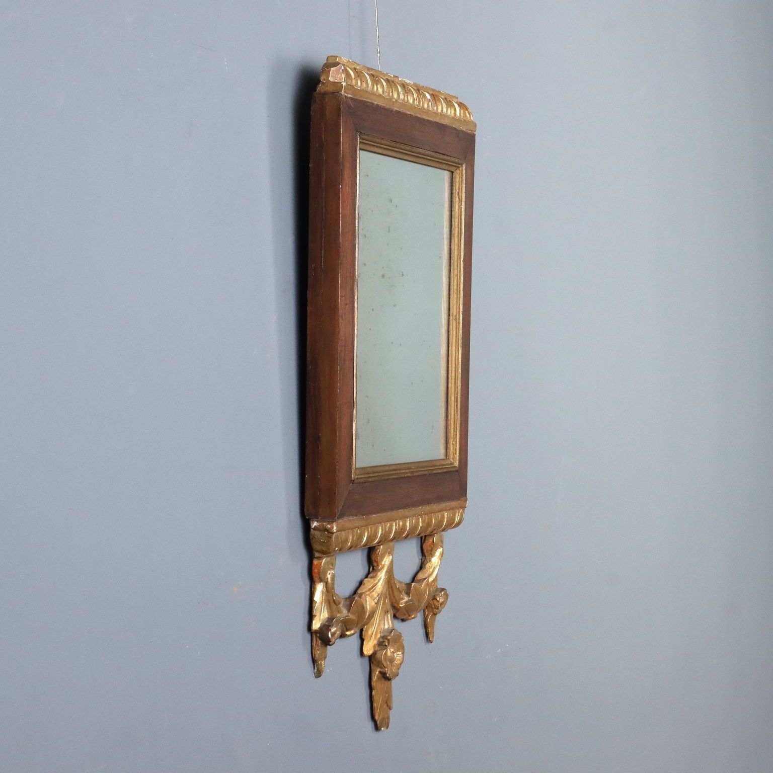 Miroir d'époque en noyer sculpté doré, Italie, XIXe siècle photo for sale