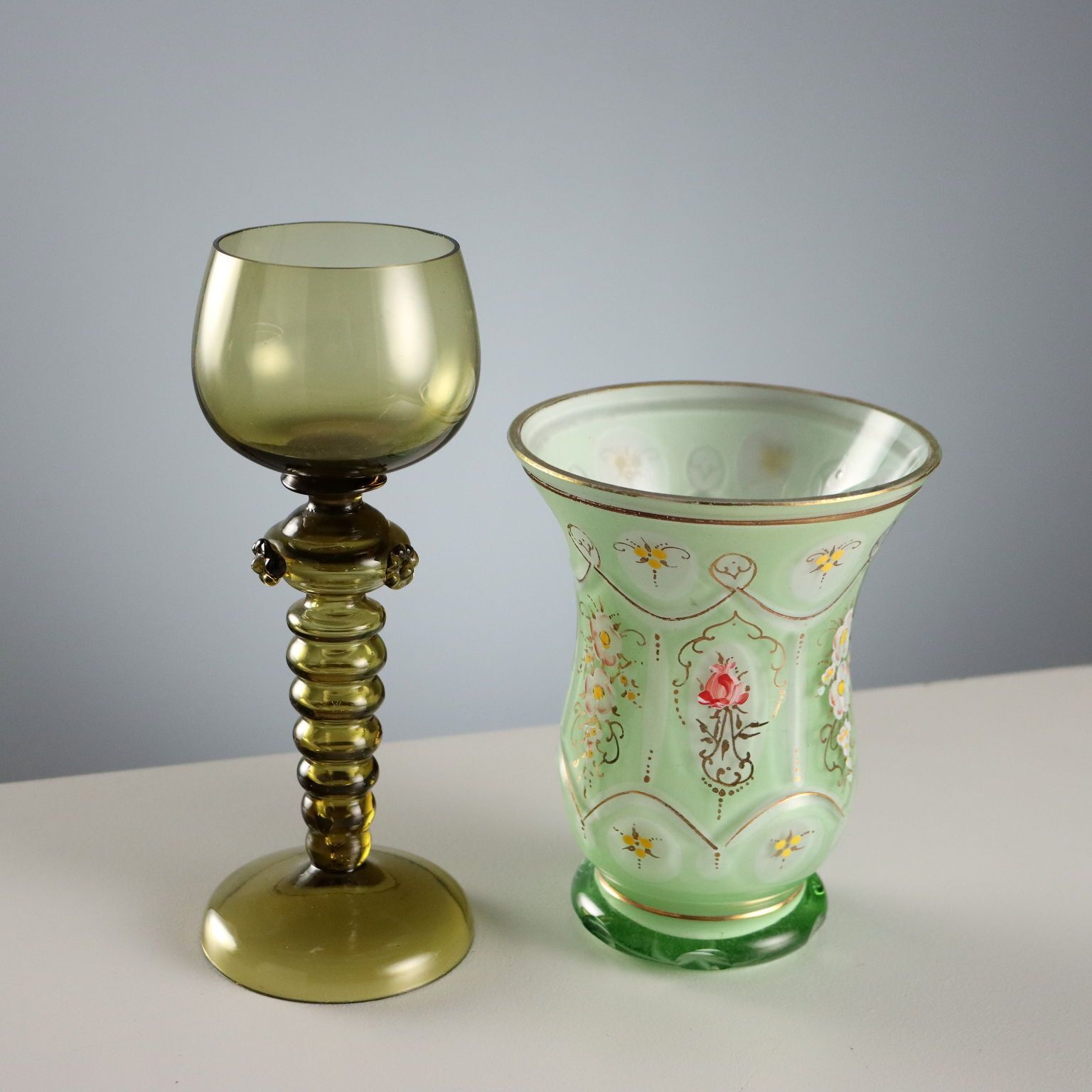 Vintage glazen, gekleurd en gegraveerd glas, 20e eeuw photo buy