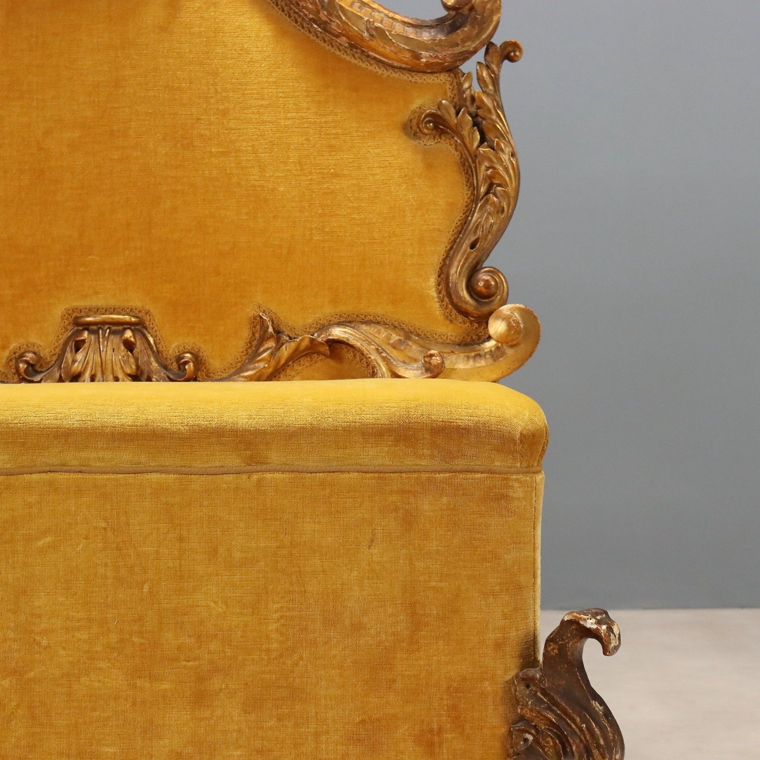 Banquette de style baroque en bois doré et tissu, XIXe-XXe siècle photo vintage