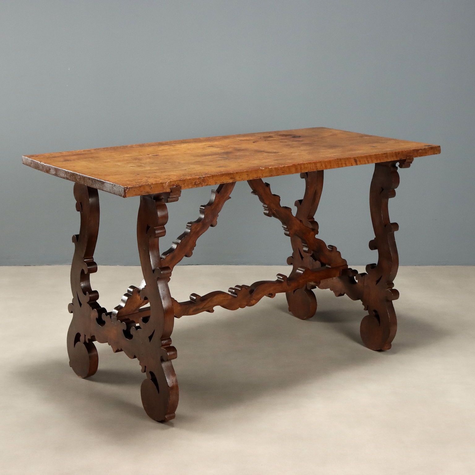 Walnoten refectoriumtafel met antiek blad