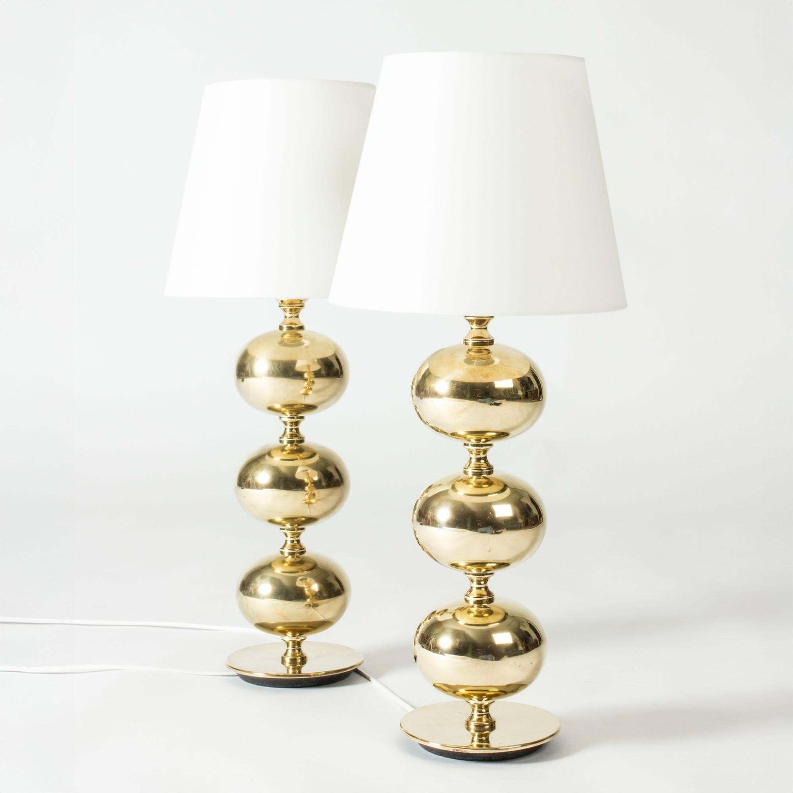 Paire de lampes de table mid-century en laiton par Henrik Blomqvist, Suède, années 1960 photo Luminaires