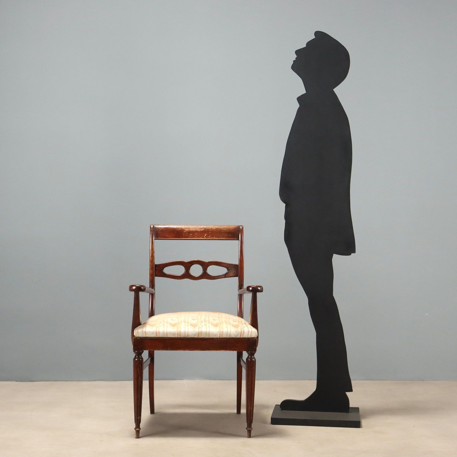Petit fauteuil en hêtre teinté acajou photo furniture