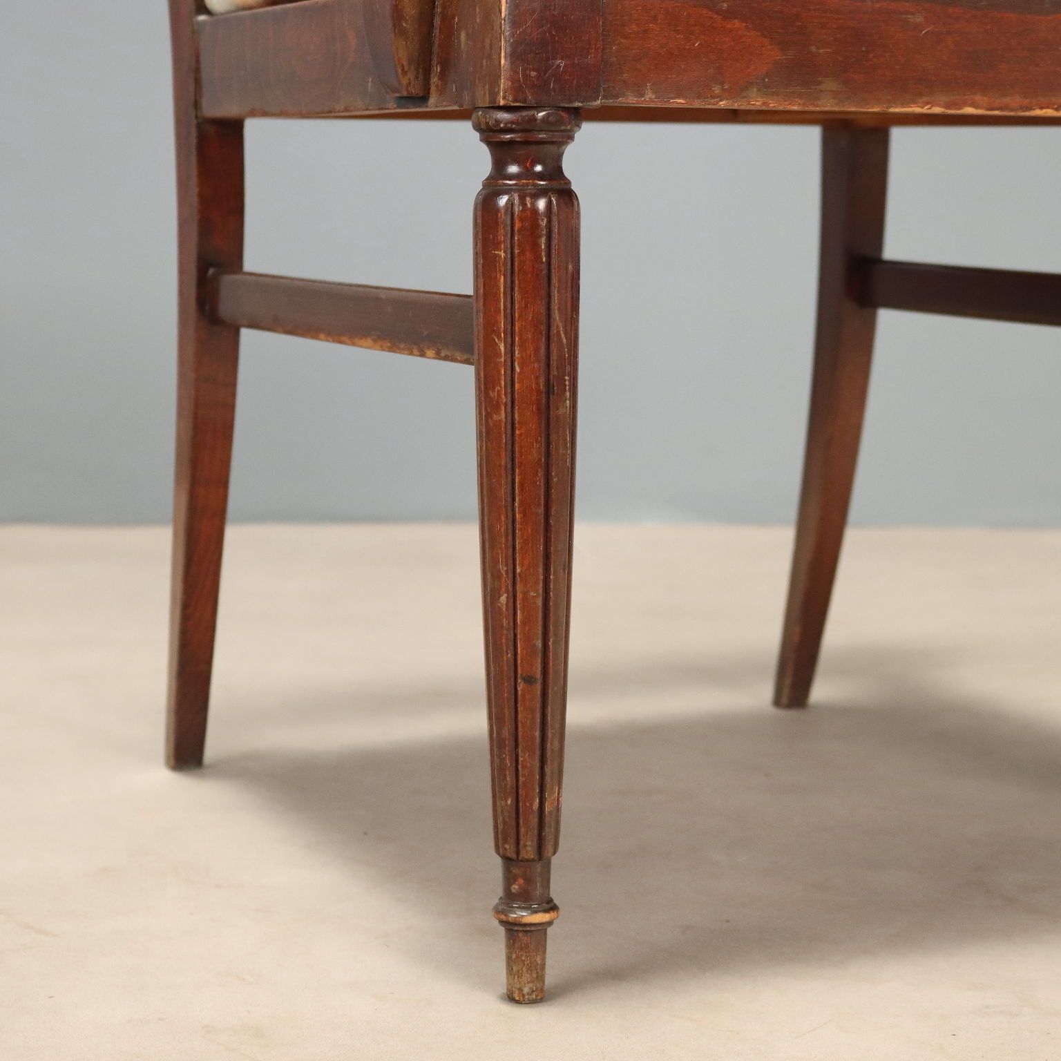 Petit fauteuil en hêtre teinté acajou photo vinterior