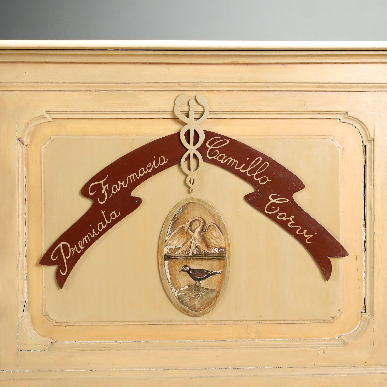 Comptoir de pharmacie d'époque en noyer laqué, Italie, fin du XIXe siècle photo for sale