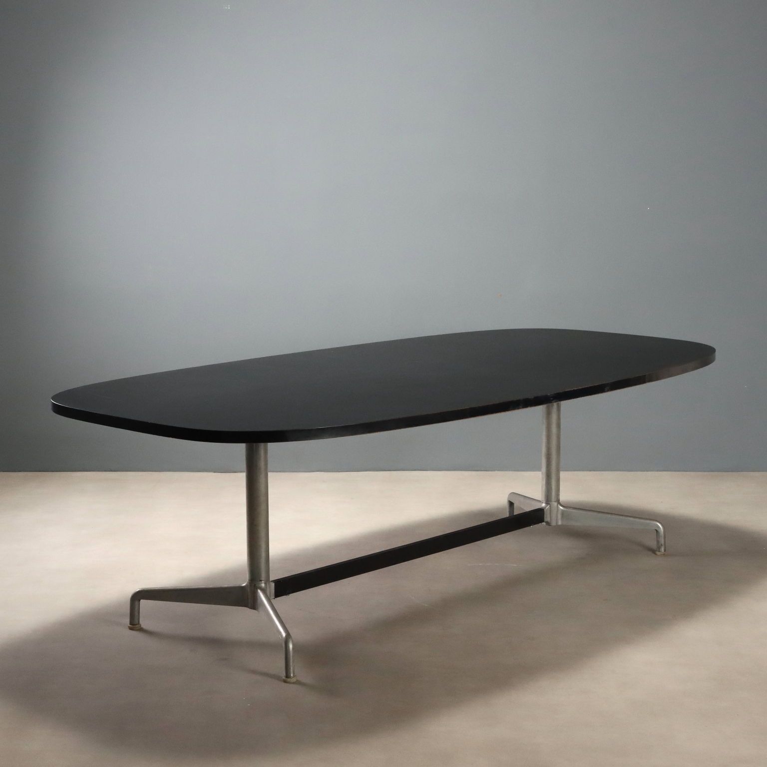 Grande table par Charles et Ray Eames