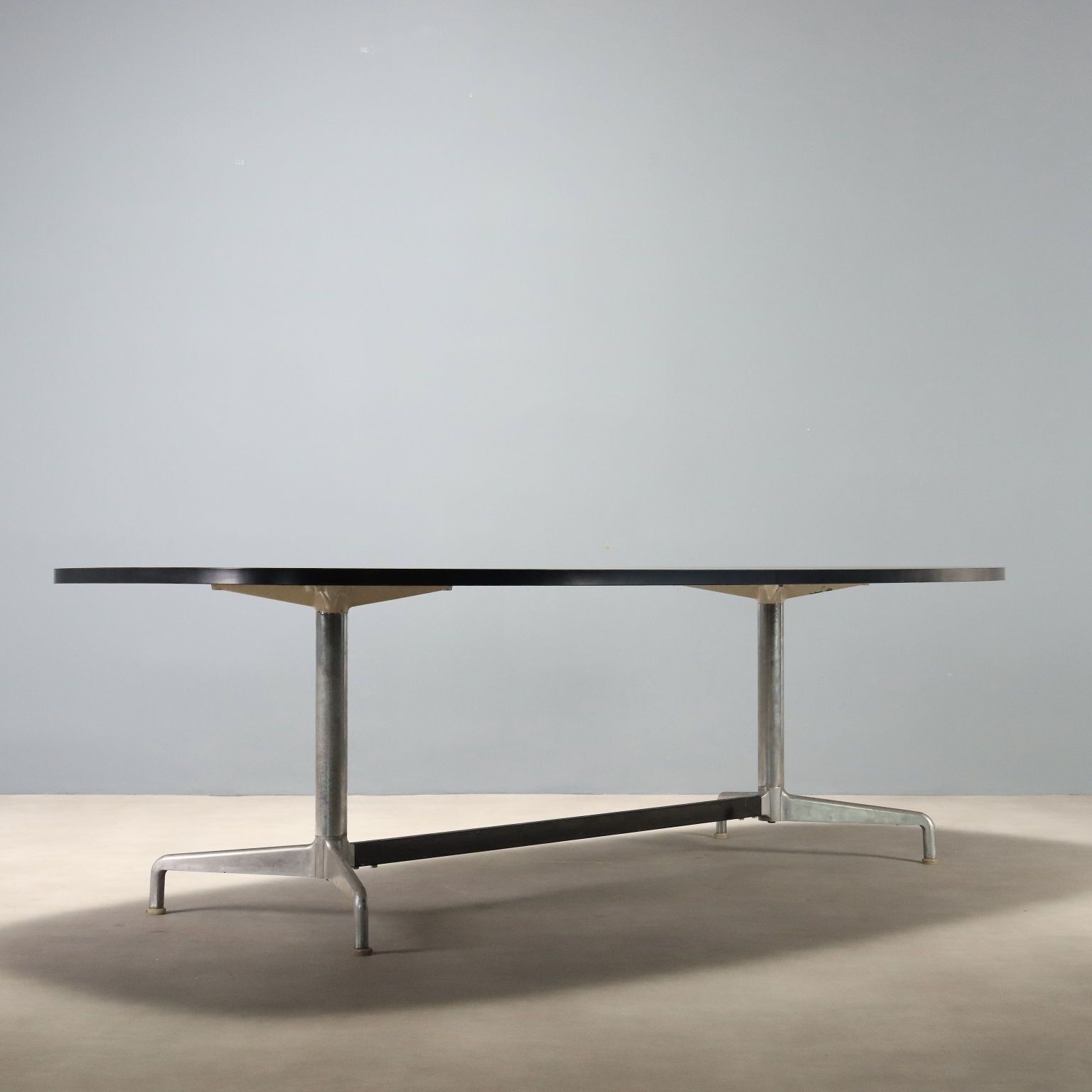photo for sale Grande table par Charles et Ray Eames