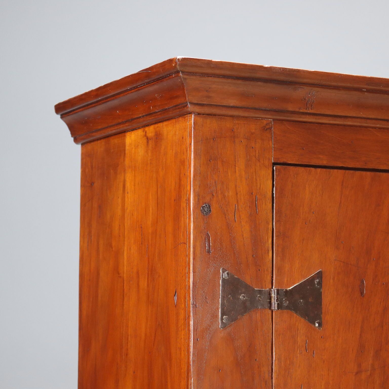 Traditional Style Wardrobe With Exposed Hardware photo 1030.0