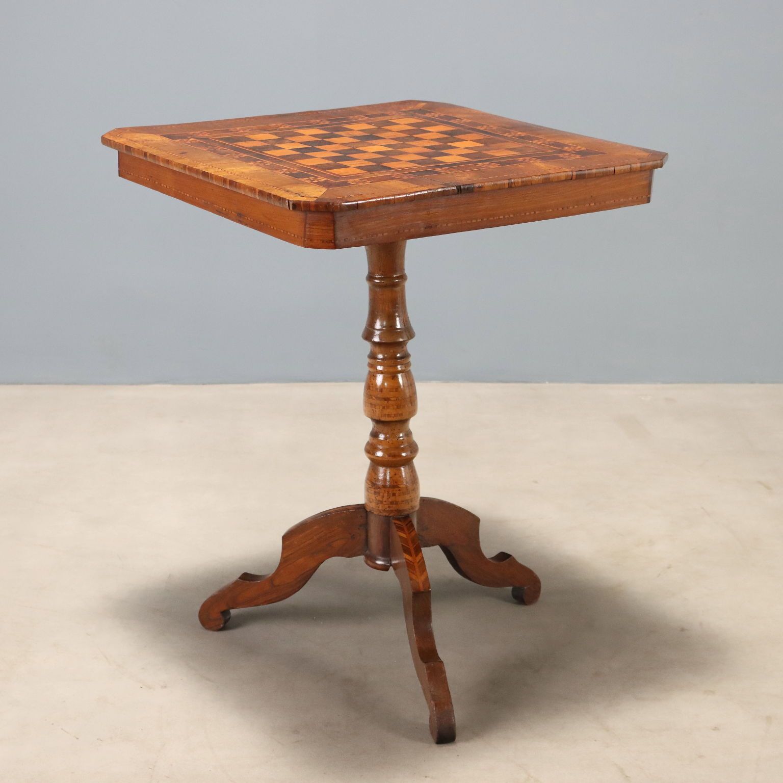 Table d'époque à marqueterie, motif échiquier, artisanat de Rolo, Italie, XIXe siècle