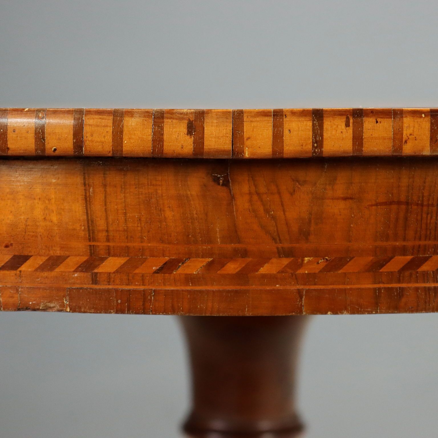 photo for sale Table d'époque à marqueterie géométrique Emiliano