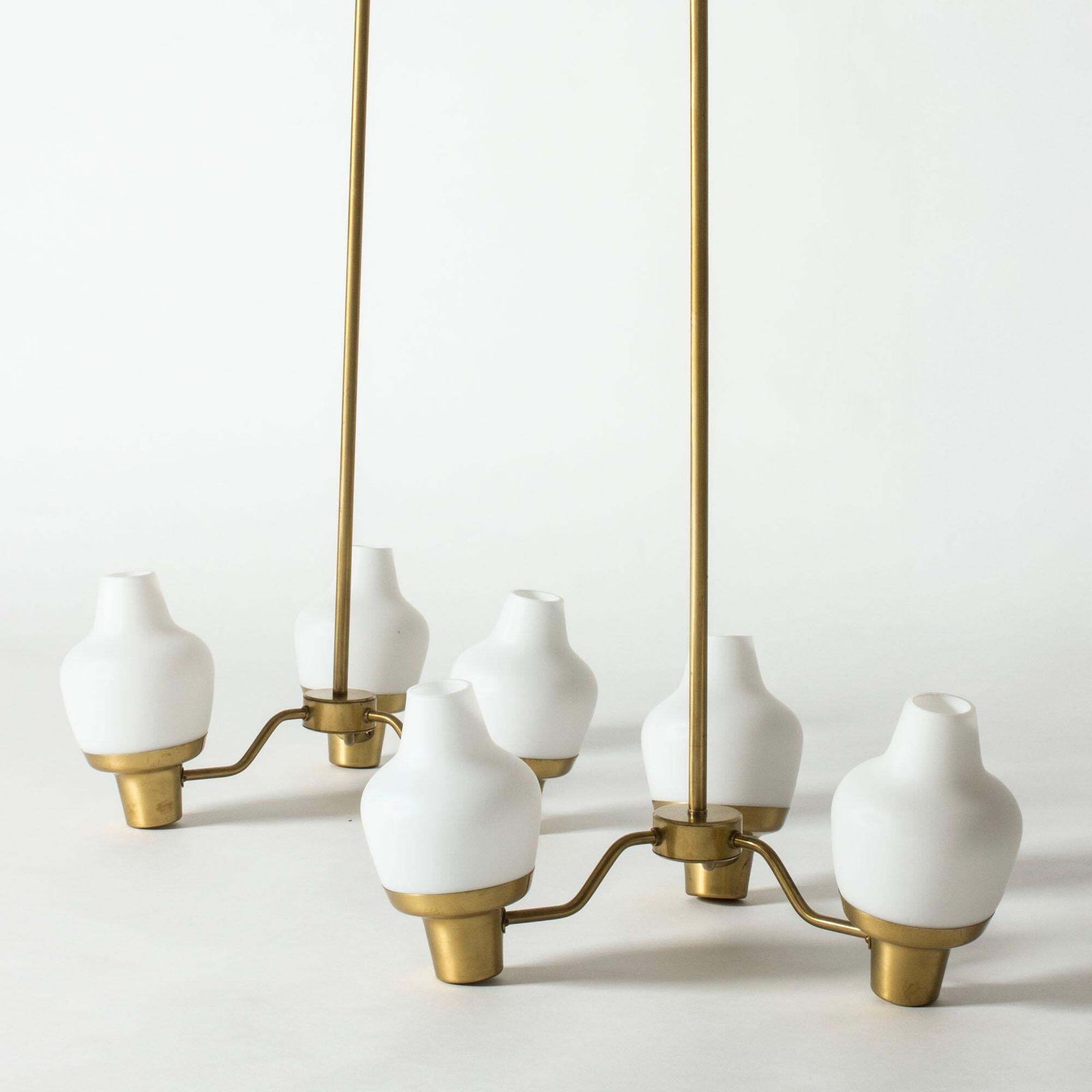 Paar Scandinavische kroonluchters van Hans Bergström, Ateljé Lyktan, Zweden, jaren 1950 photo furniture