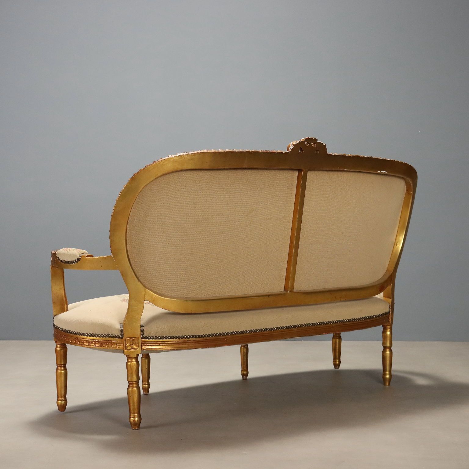photo furniture Neoclassical Style Sofa In Gilded Wood