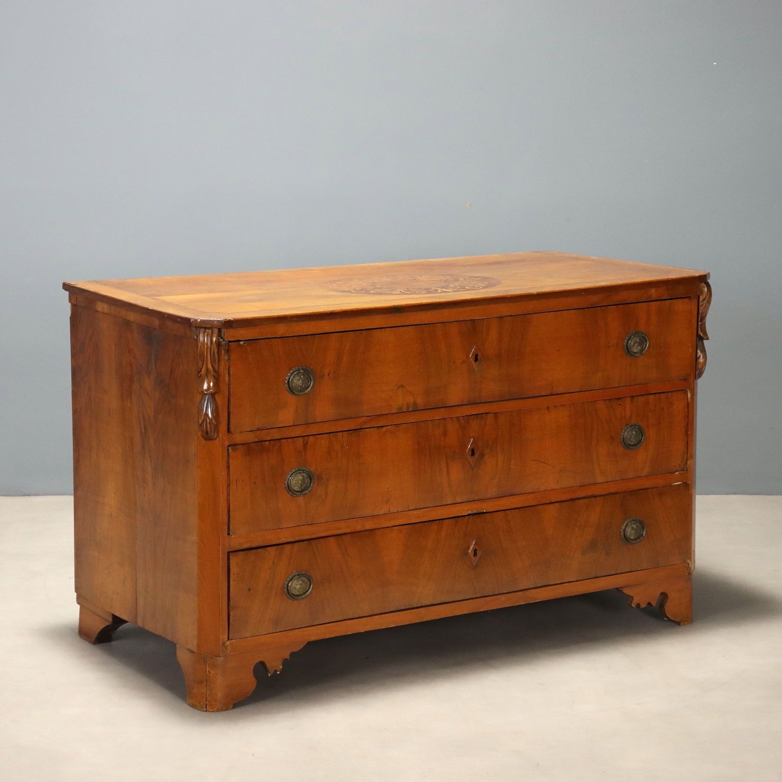 Commode en noyer avec marqueterie centrale, début du XXe siècle
