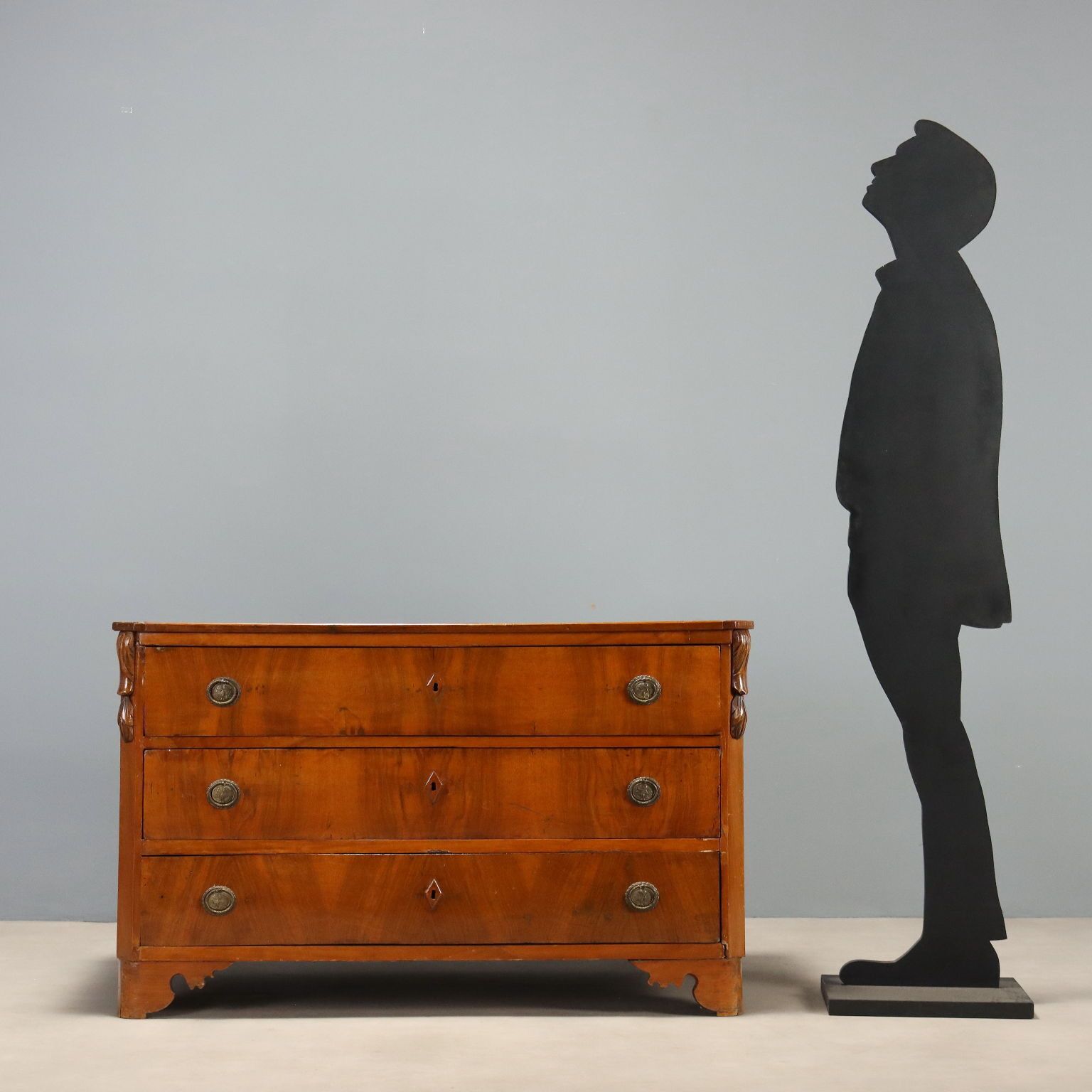 Commode en noyer avec marqueterie centrale, début du XXe siècle photo furniture