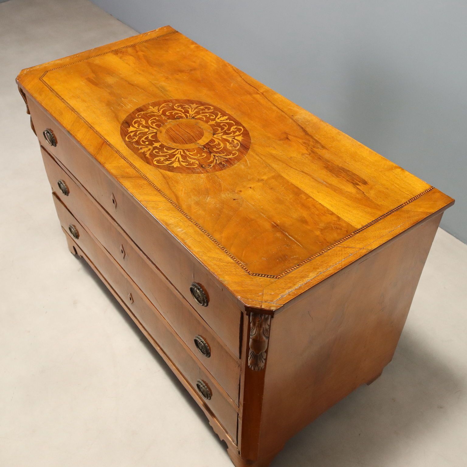Commode en noyer avec marqueterie centrale, début du XXe siècle photo vintage