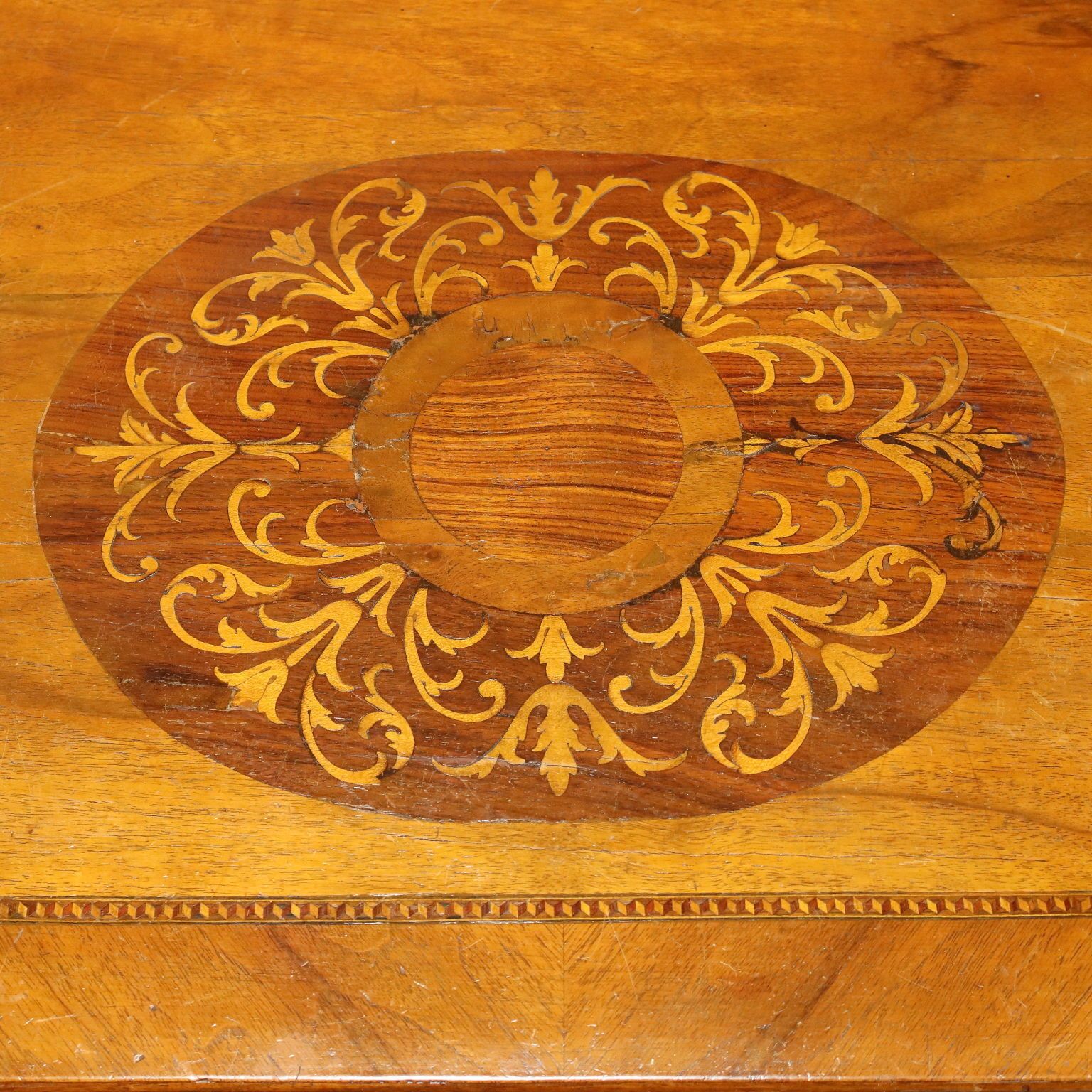 photo furniture Commode en noyer avec marqueterie centrale, début du XXe siècle