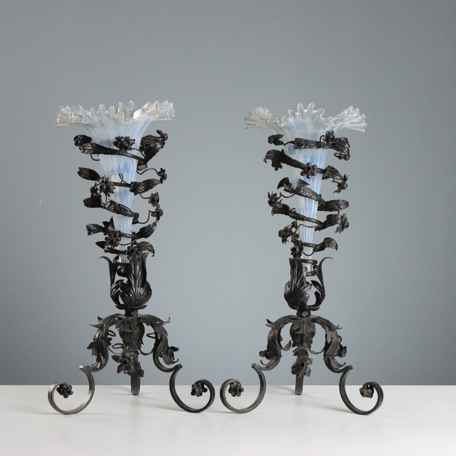 Vases d'époque en fer forgé, décoration florale, Italie, XXe siècle