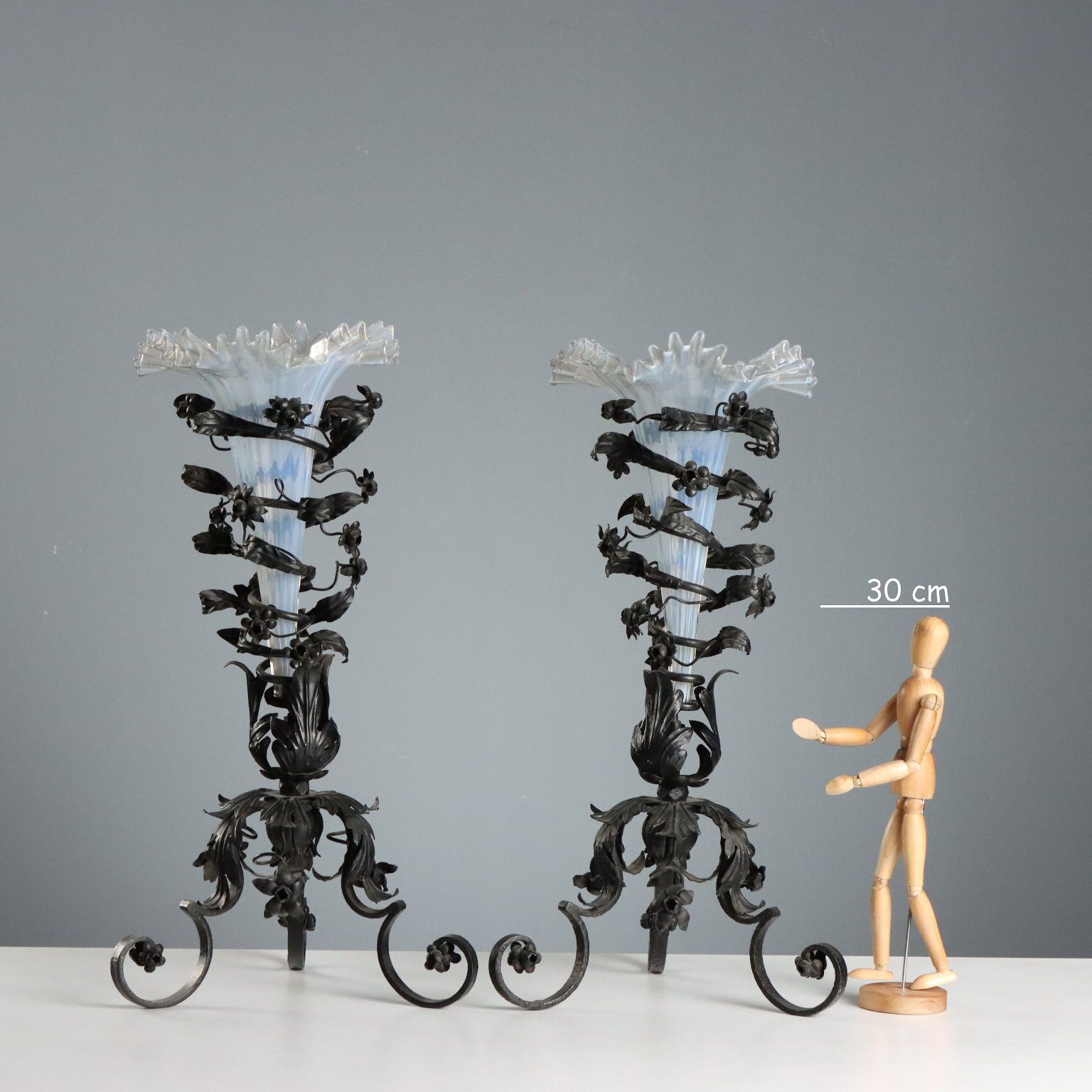 Vases d'époque en fer forgé, décoration florale, Italie, XXe siècle photo furniture