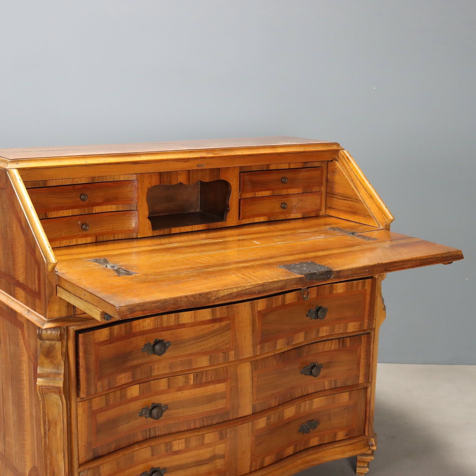Bureau de style noyer avec incrustation de cerisier photo for sale