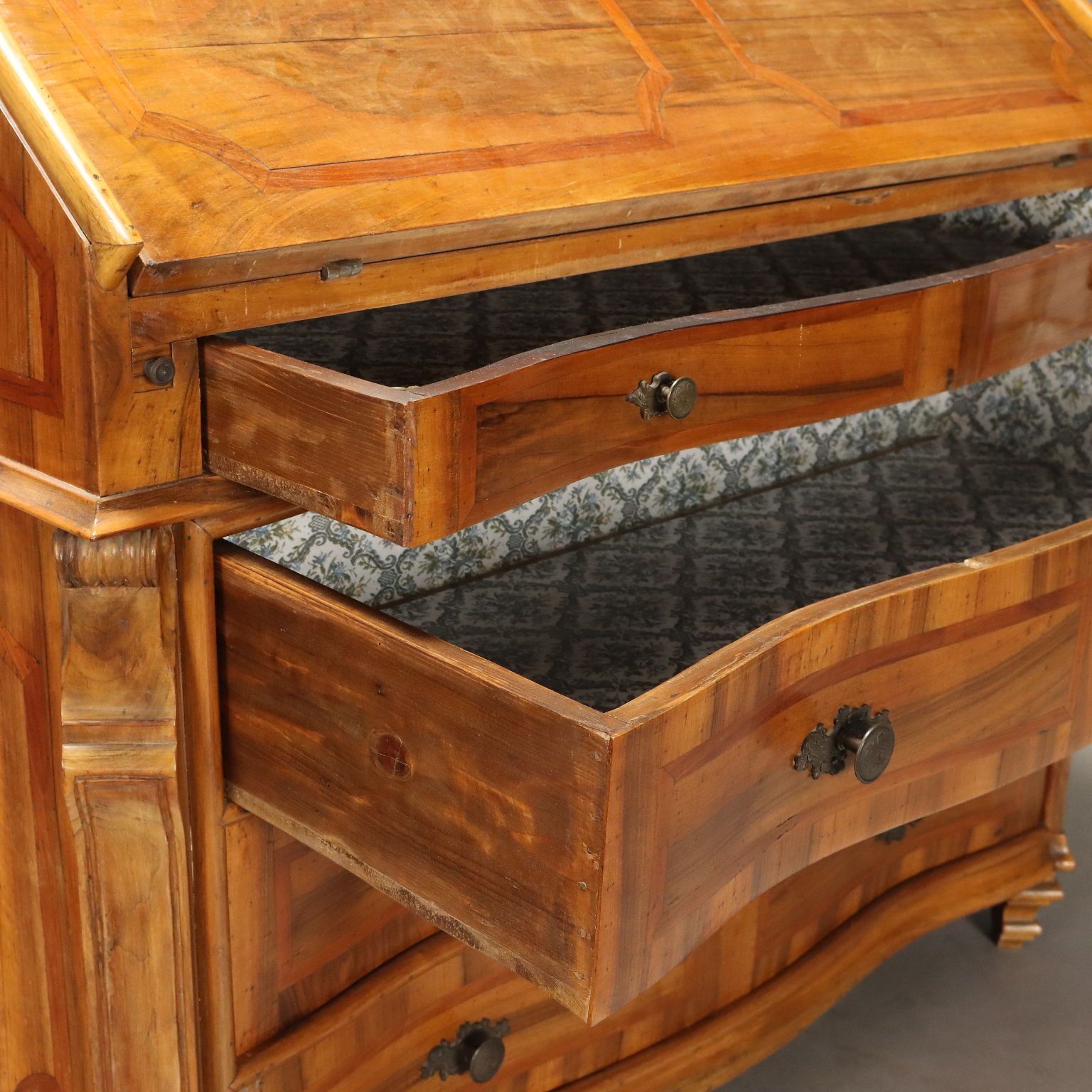 Bureau de style noyer avec incrustation de cerisier photo vintage