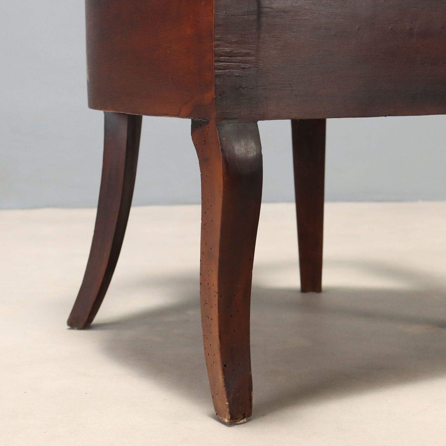 Fauteuil d'époque Restauration en noyer, Italie, XIXe siècle photo vinterior