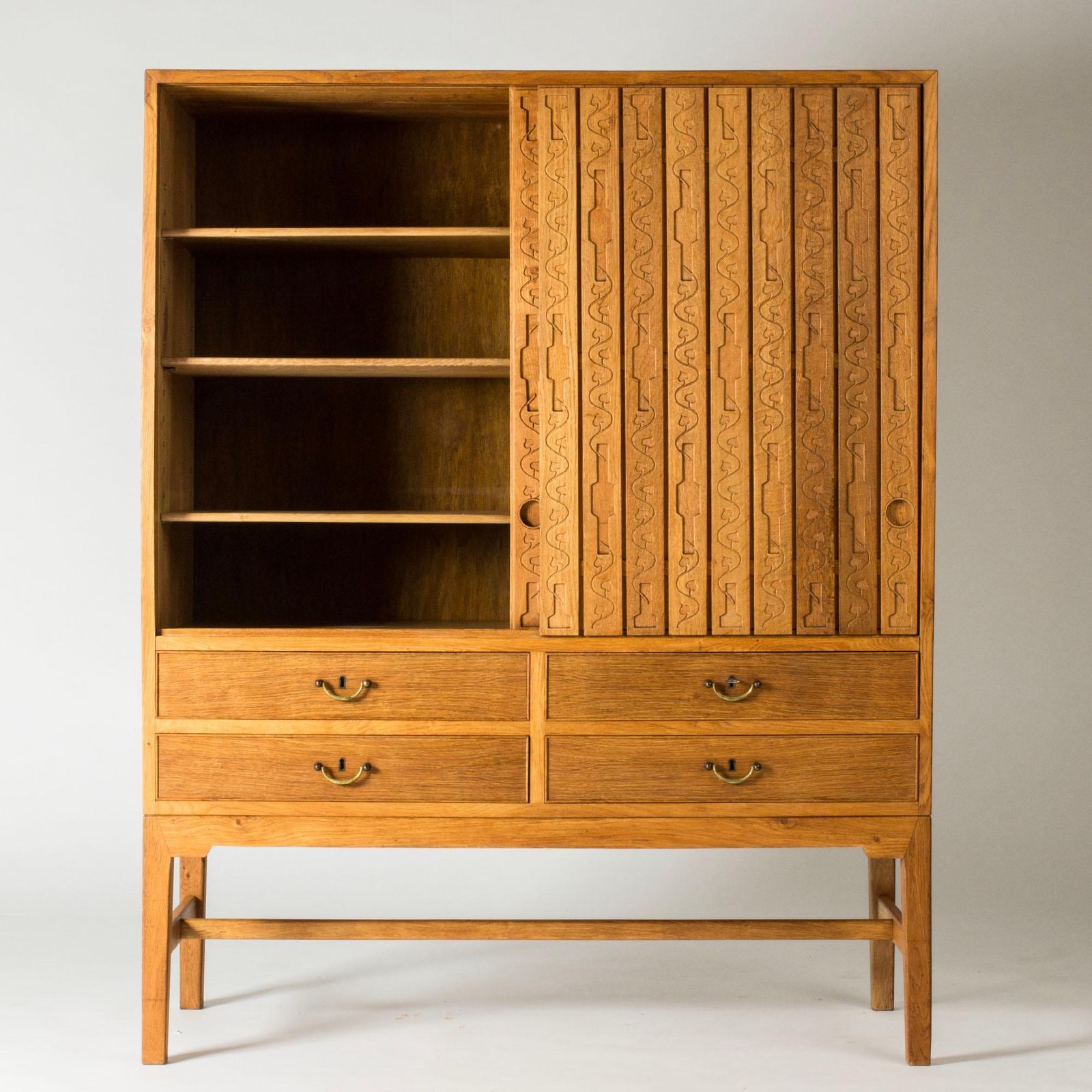 photo furniture Cabinet scandinave moderne en chêne Hans J. Wegner, Mikael Laursen, Danemark, années 1950