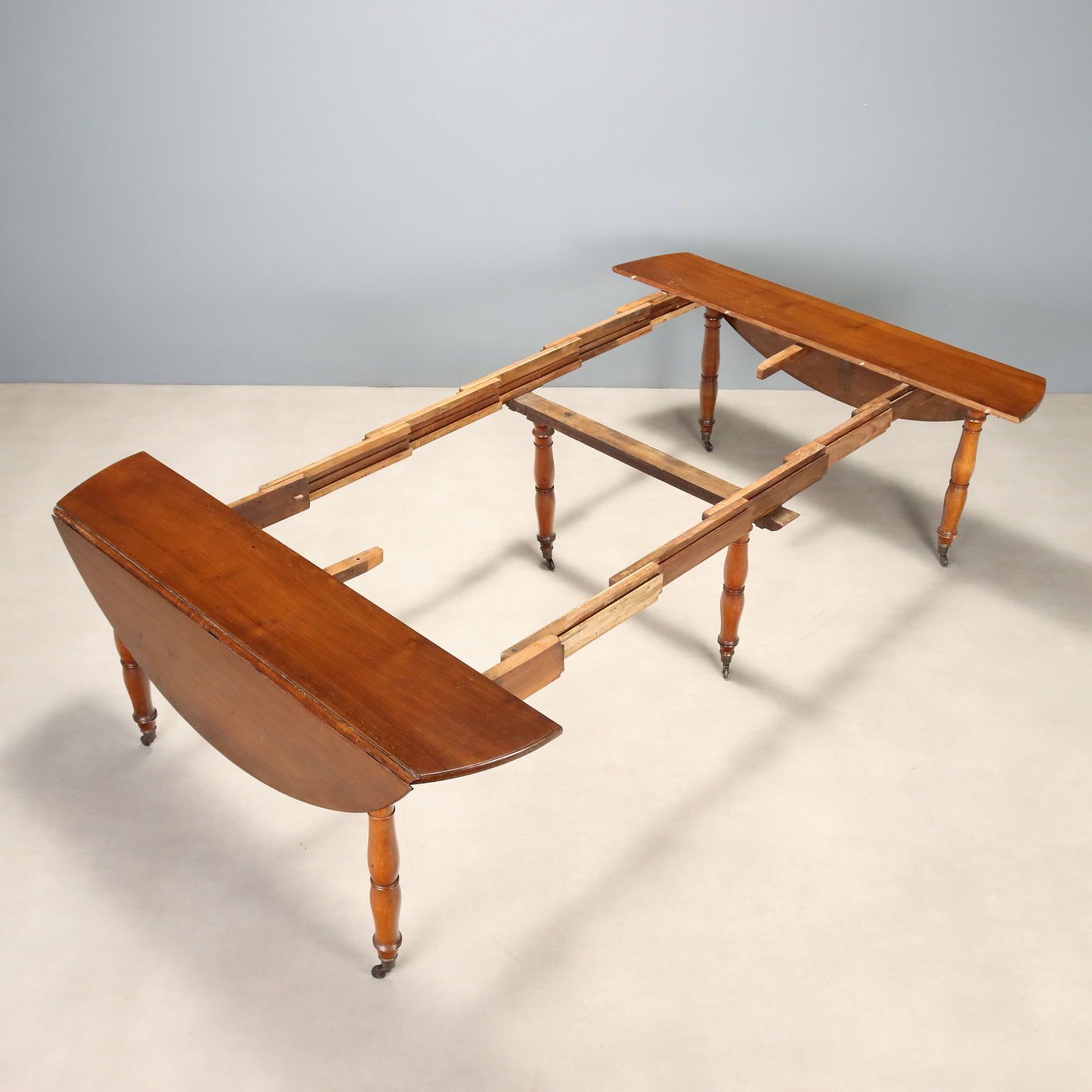 photo for sale Table d'époque extensible en noyer, Italie, XIXe siècle