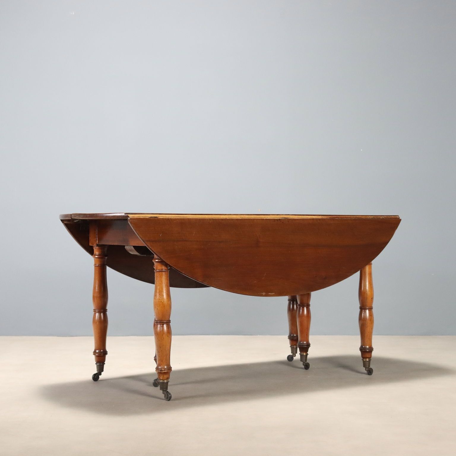 Mobilier Table d'époque extensible en noyer, Italie, XIXe siècle photo