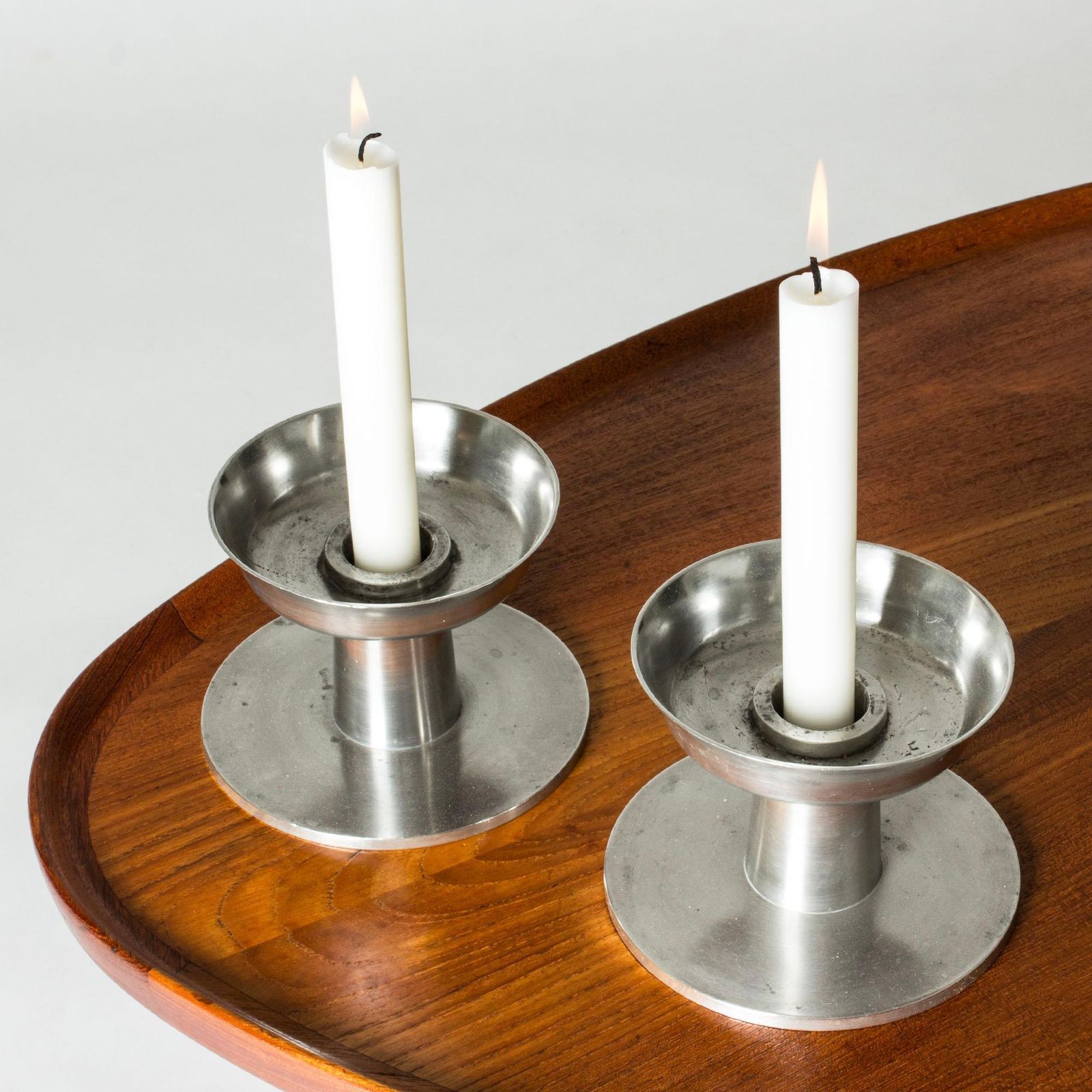 Modernistische tinnen kandelaars van Björn Trädgårdh, Svenskt Tenn, Zweden, 1930 photo Woonaccessoires