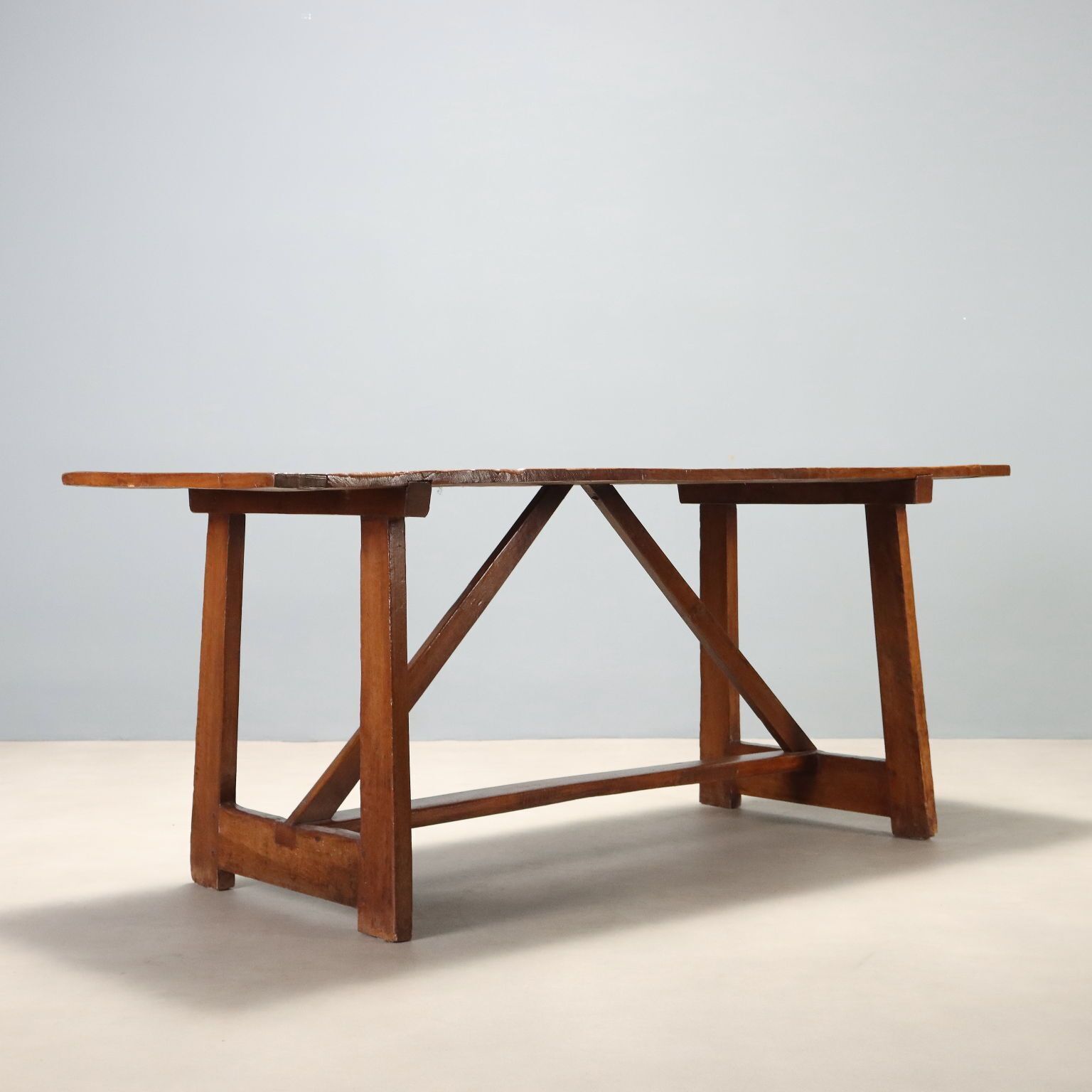 Table en noyer aux bois d'époque, Italie, début du XXe siècle photo vintage