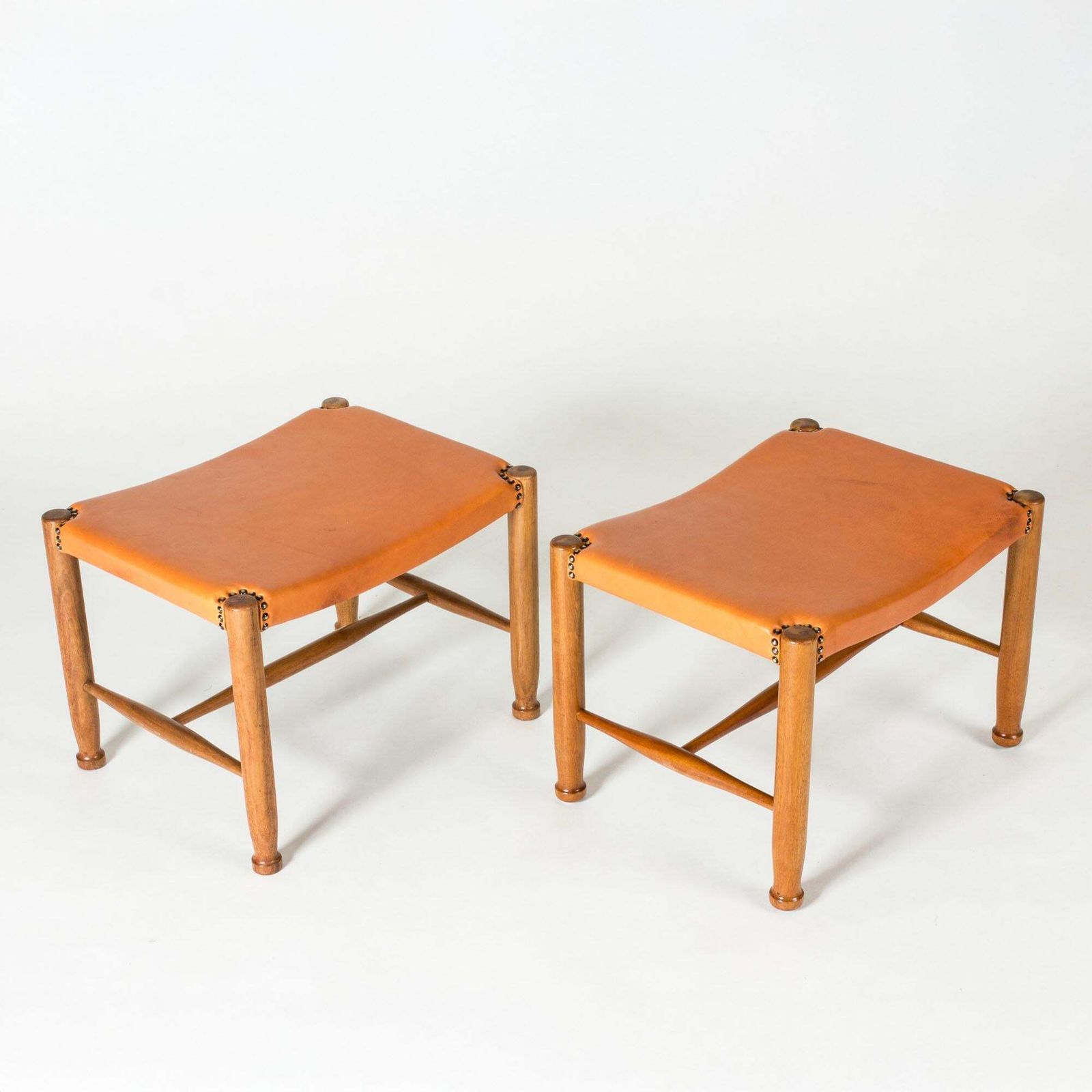 Tabourets mid-century modern en cuir, Josef Frank pour Svenskt Tenn, Suède, années 1950 photo for sale