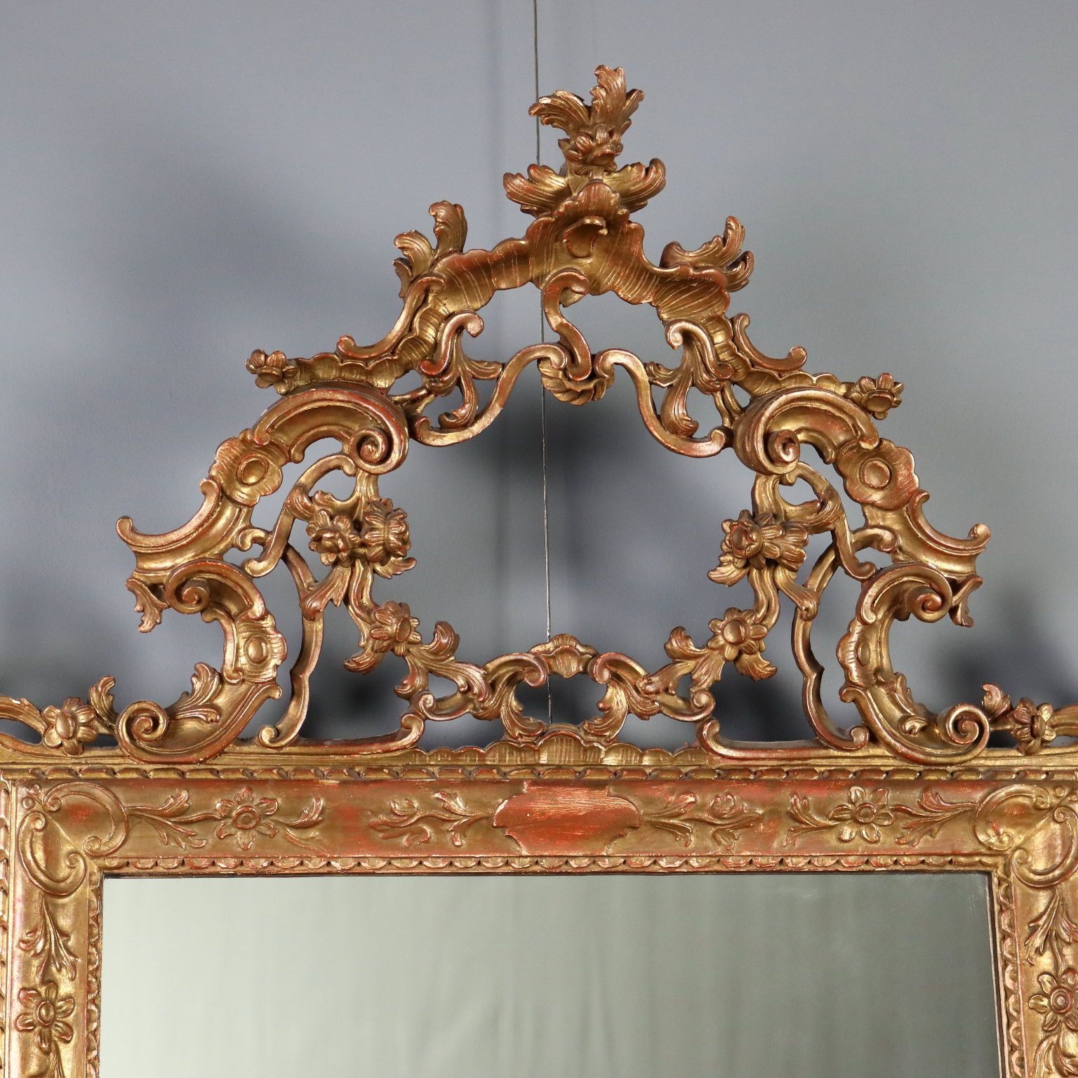 Miroir en bois sculpté et doré photo for sale