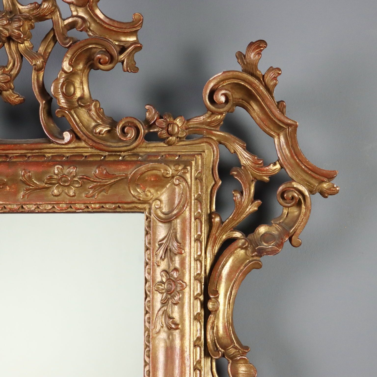Miroir en bois sculpté et doré photo 1210.0