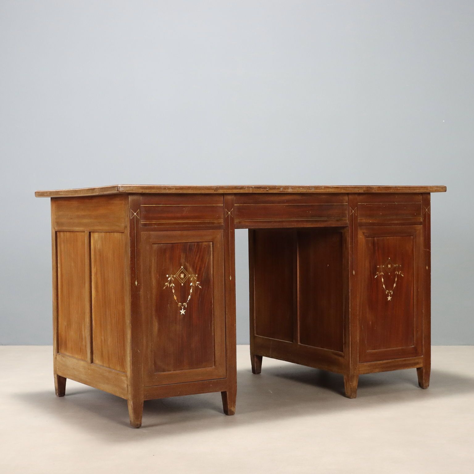 810.0 Bureau Liberty en acajou, cuir et incrustations photo