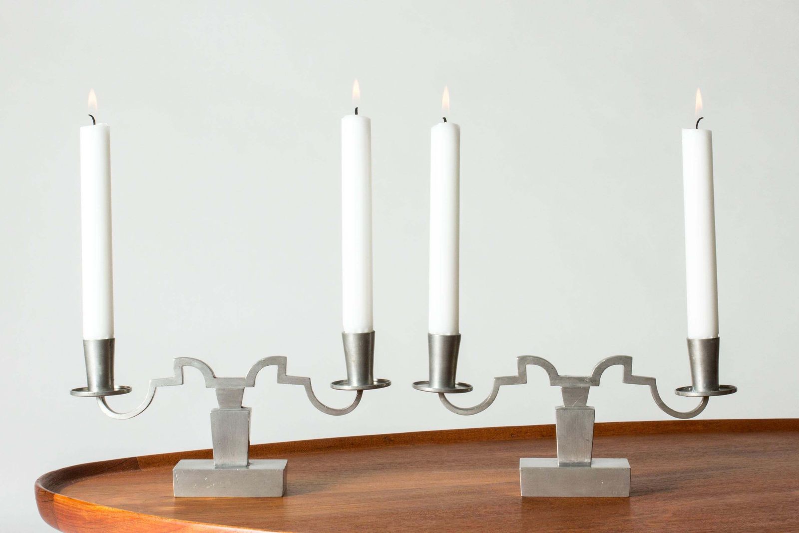 Modernistische tinnen kandelaars van Nils Fougstedt voor Svenskt Tenn, Zweden, 1932 photo Woonaccessoires
