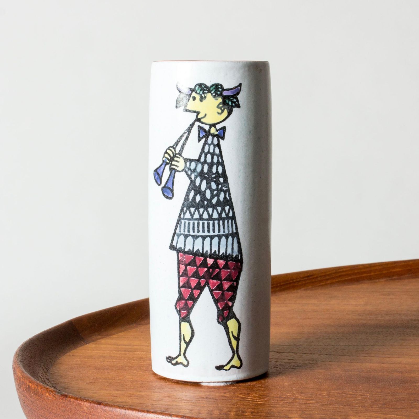 "Karneval" faience vaas van Stig Lindberg, Gustavsberg, Zweden, ca. jaren 1950 photo furniture