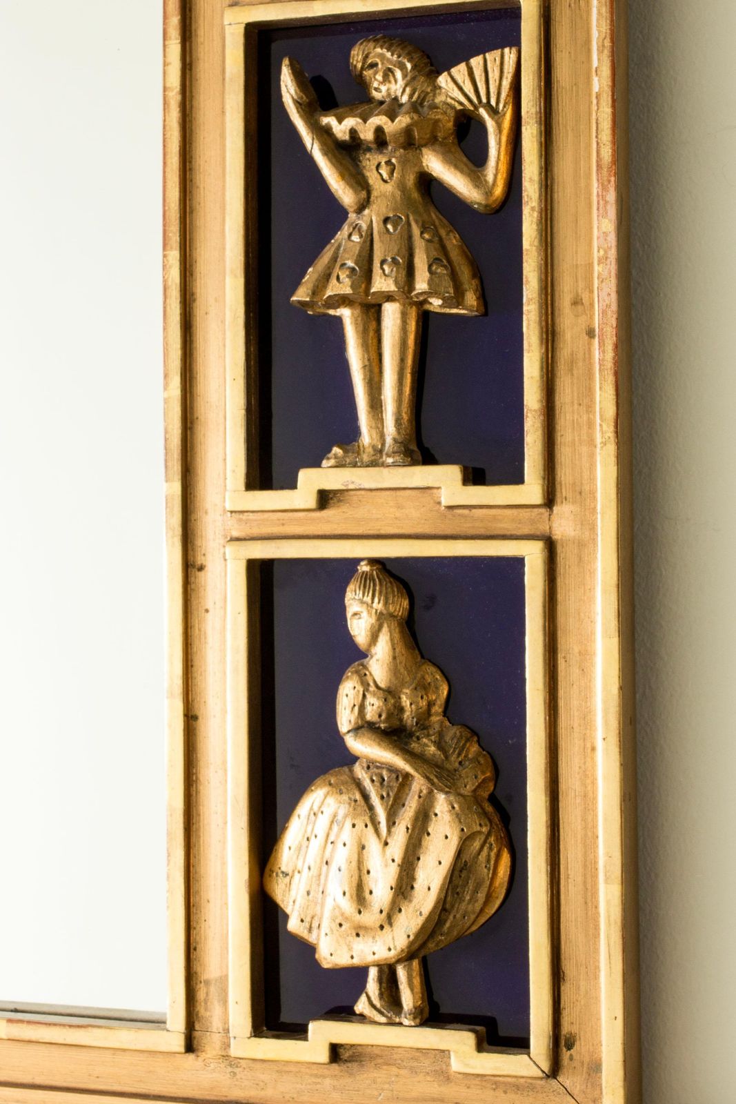 Swedish Grace wandspiegel met figurines, Zweden, jaren 1920 photo vinterior