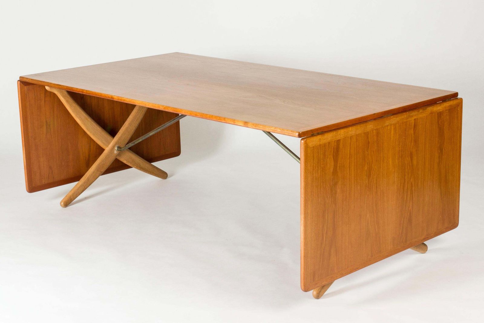 Mid-century "Sabre Leg" Dining Table van Hans J. Wegner, Denemarken, jaren 1960 photo furniture