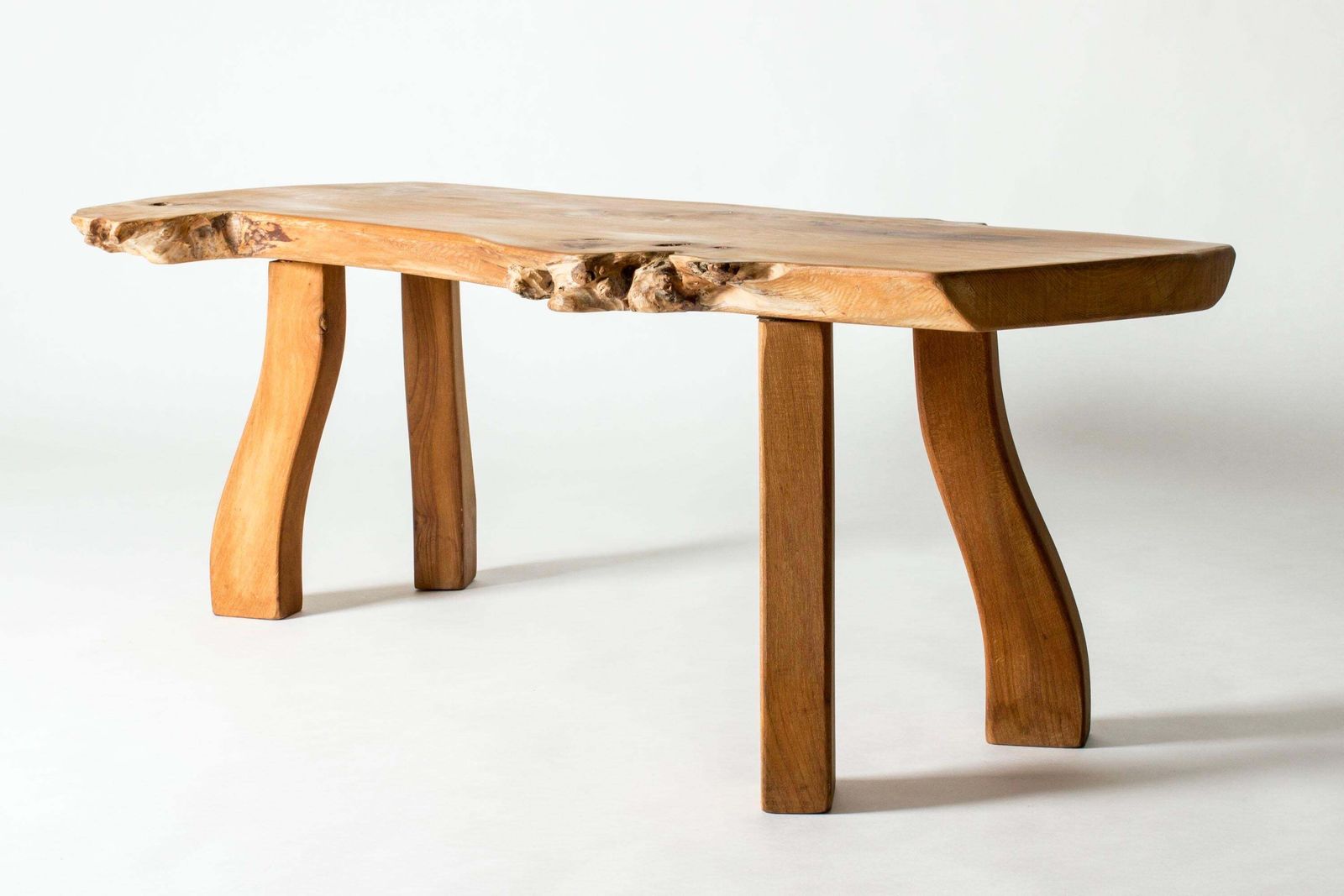 Organische salontafel met live edge in iepenhout, Carl Axel Beijbom, Zweden, 1967 photo for sale