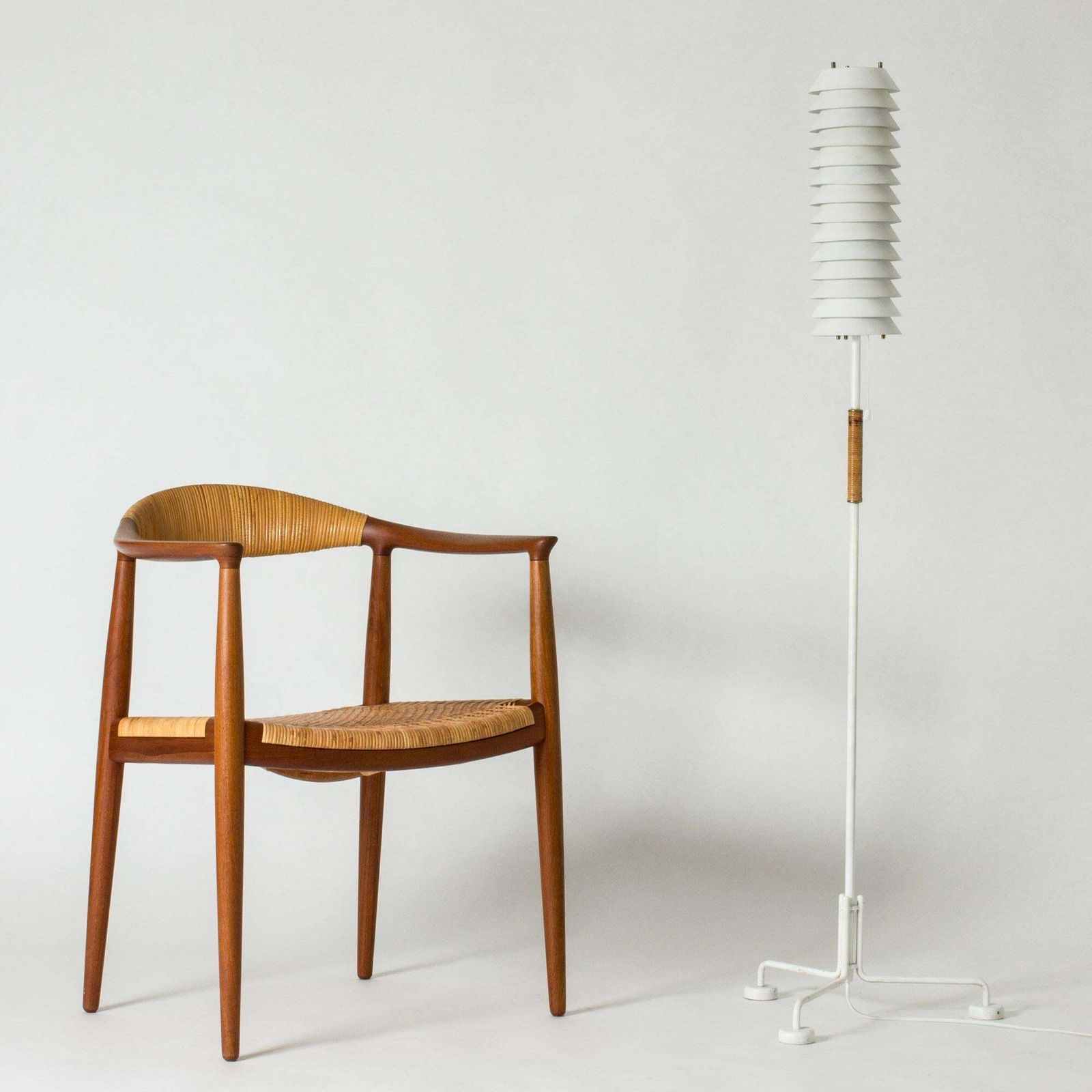Modernistische vloerlamp "Maija The Bee", Ilmari Tapiovaara, Finland, jaren 1950 photo for sale