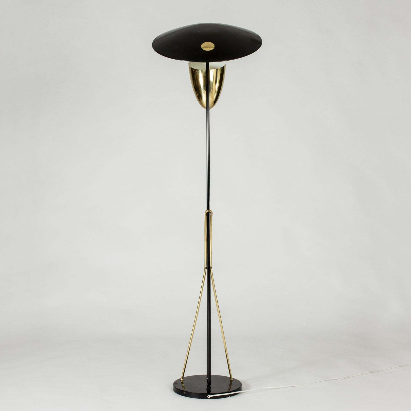 Lampadaire en métal laqué et laiton, par Svend Aage Holm Sørensen, Danemark photo Luminaires