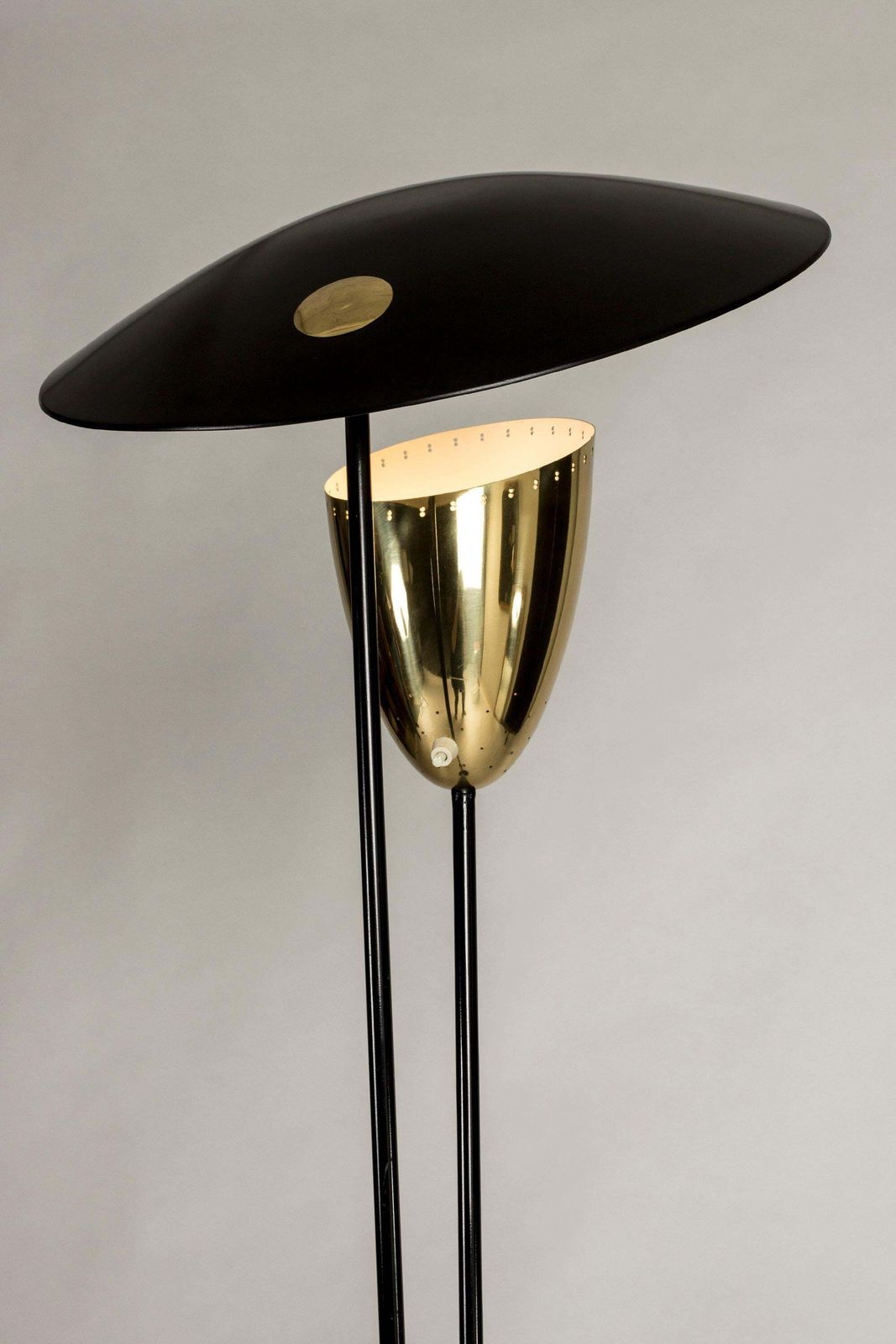 Luminaires Lampadaire en métal laqué et laiton, par Svend Aage Holm Sørensen, Danemark photo