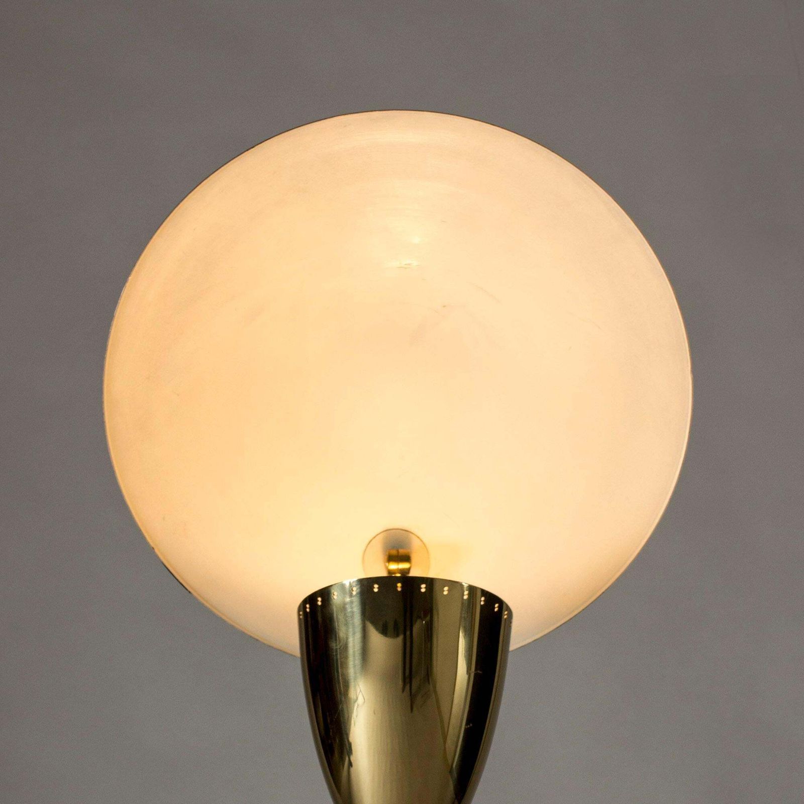10385.0 Lampadaire en métal laqué et laiton, par Svend Aage Holm Sørensen, Danemark photo