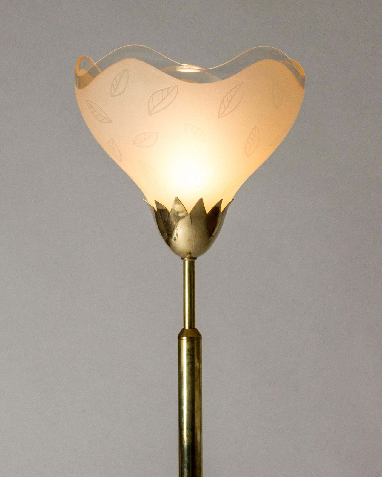 Lampadaire Swedish Grace, laiton et verre, Orrefors, Suède, années 1940 photo Luminaires