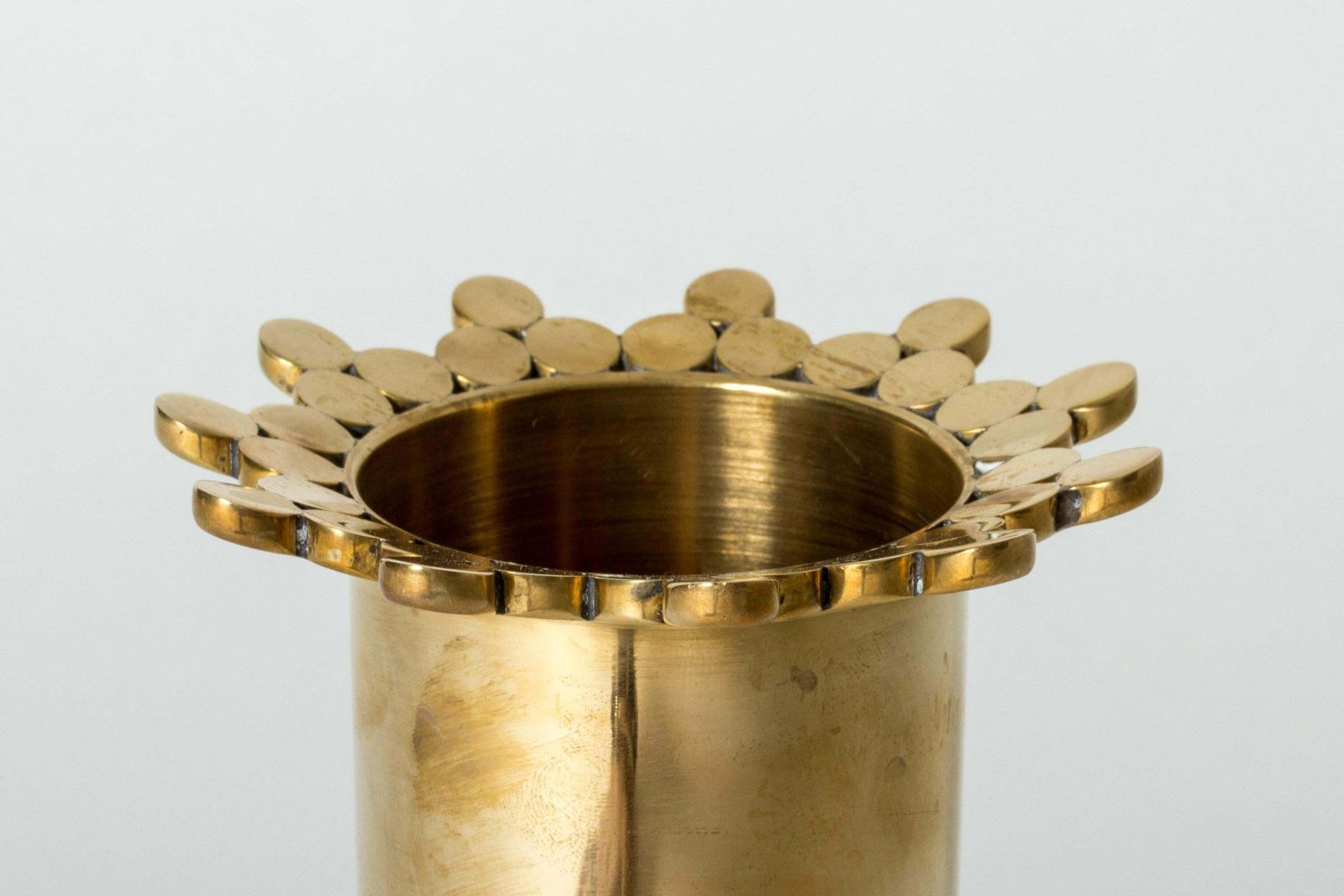 Messing vaas van Pierre Forssell voor Skultuna, Zweden photo Woonaccessoires