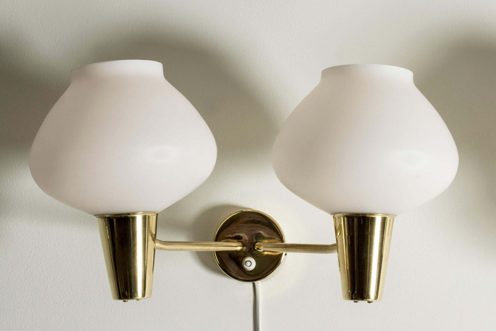Paar mid-century wandlampen, Zweden, jaren 1950 photo vinterior