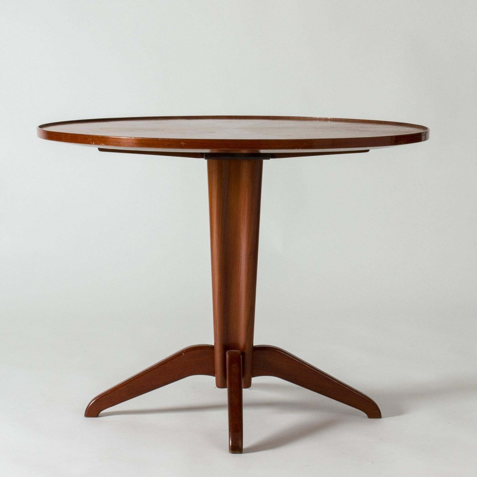 Walnoten bijzettafel van Oscar Nilsson voor Hantverket, Zweden, 1942 photo for sale