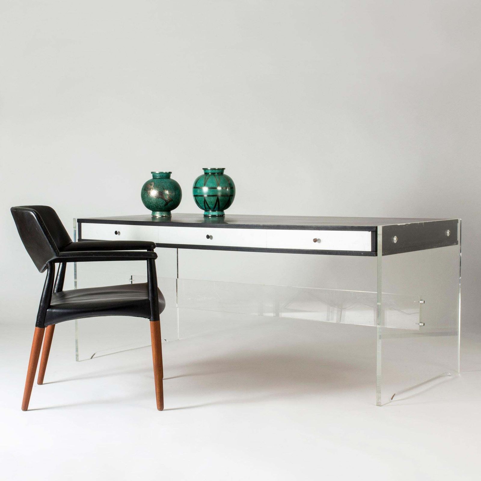 photo for sale Bureau en plexiglas par Poul Nørreklit, Danemark, années 1970