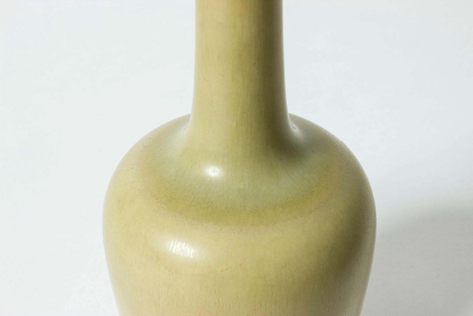 Vase en grès vert pâle par Berndt Friberg pour Gustavsberg, Suède, années 1950 photo vinterior