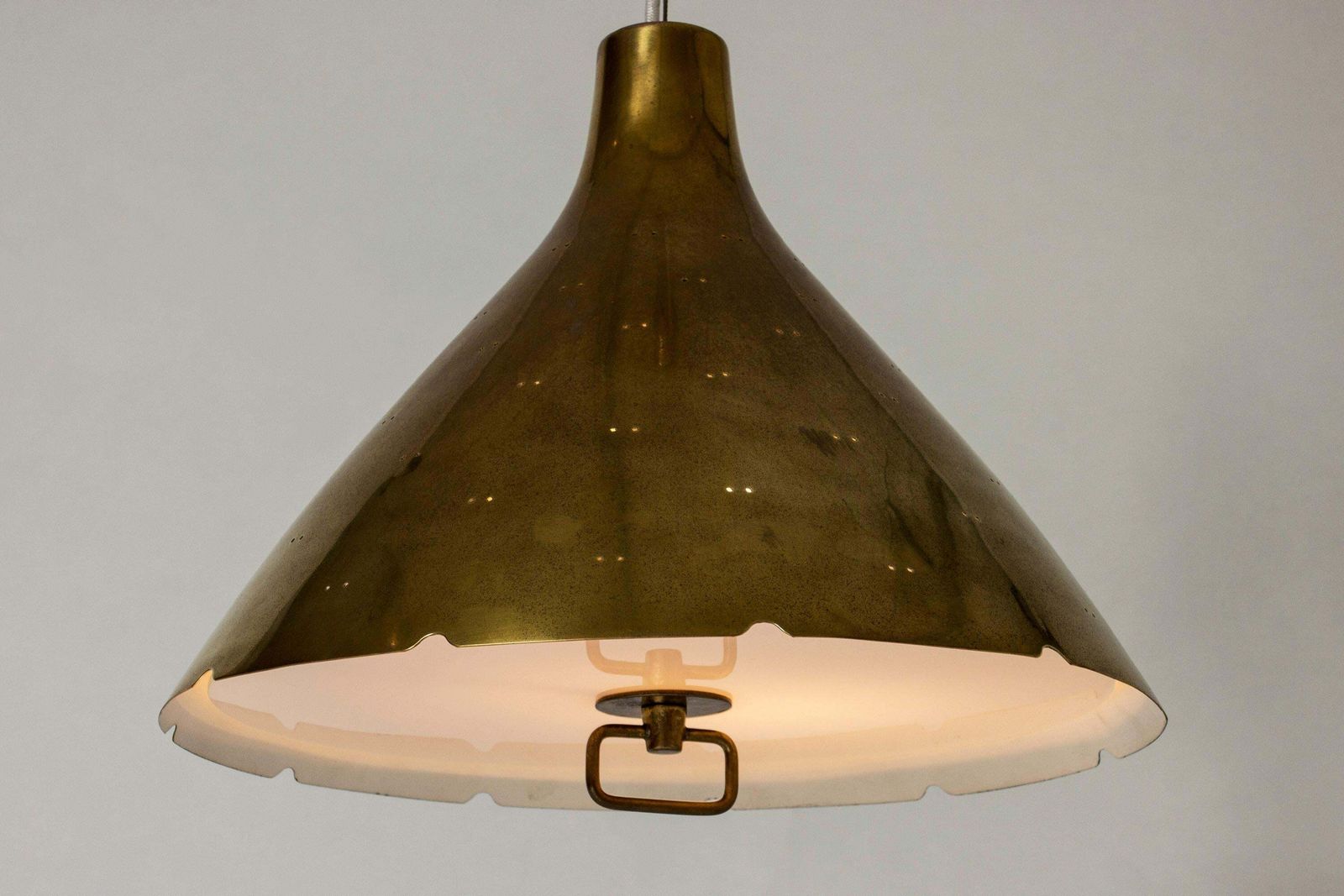 Lampe à suspension mid-century en laiton, par Paavo Tynell pour Taito Oy, Finlande, années 1950 photo Luminaires